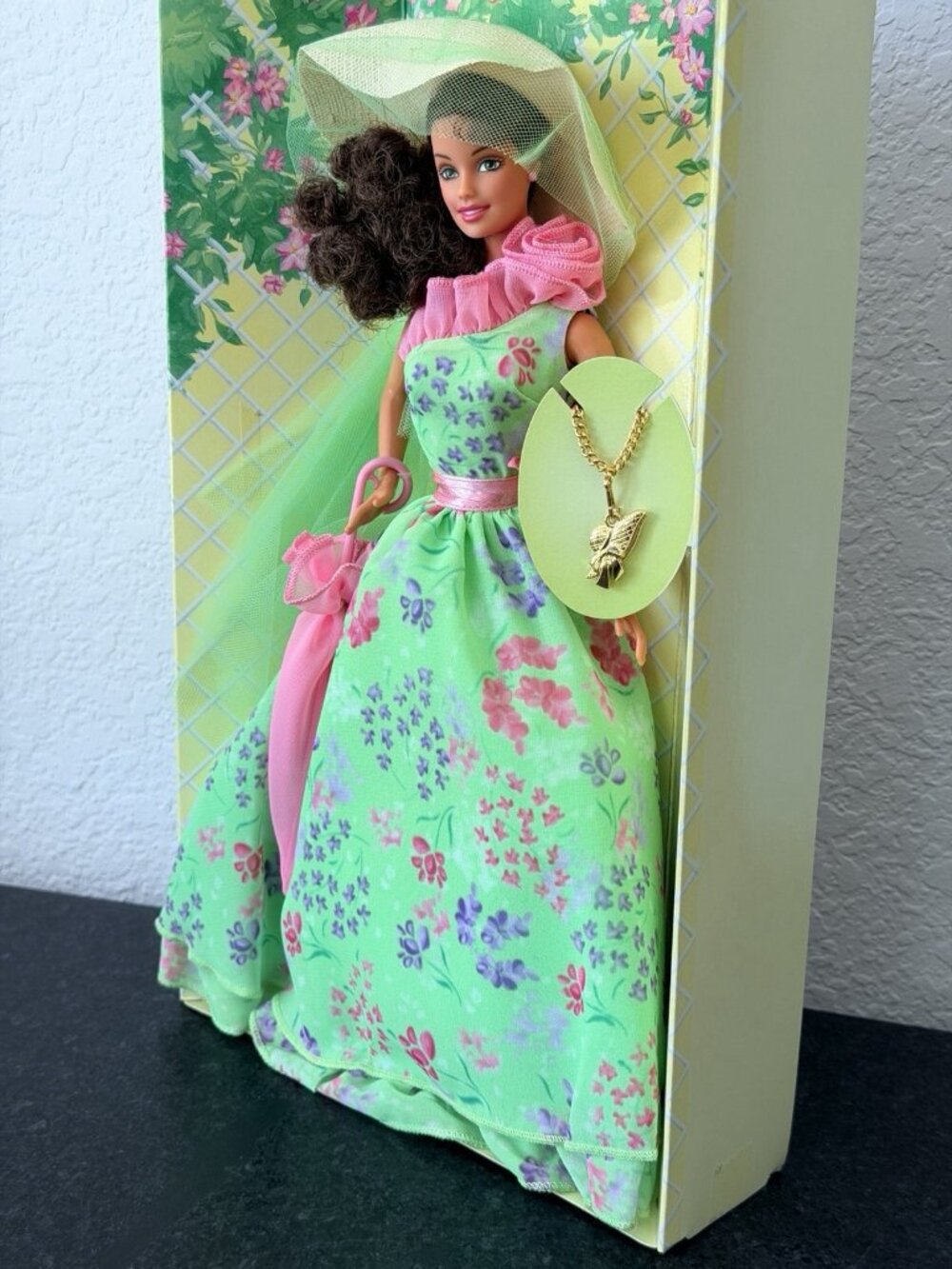 2001 Barbie Simply Charming Hispanic Doll Special Edition Mattel 54243 - Picture 9 of 12